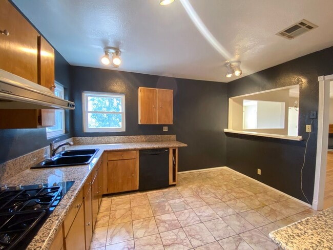 Building Photo - Spacious 3 Bed · 2 Bath Hillside Home — Mo...