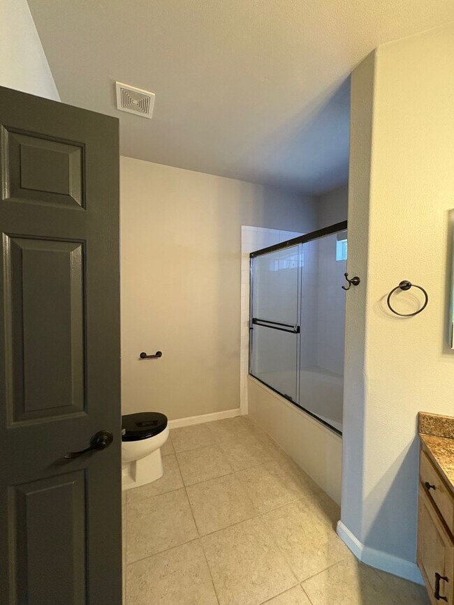 Building Photo - Gated community 2 Bedroom 2 Bath Condo