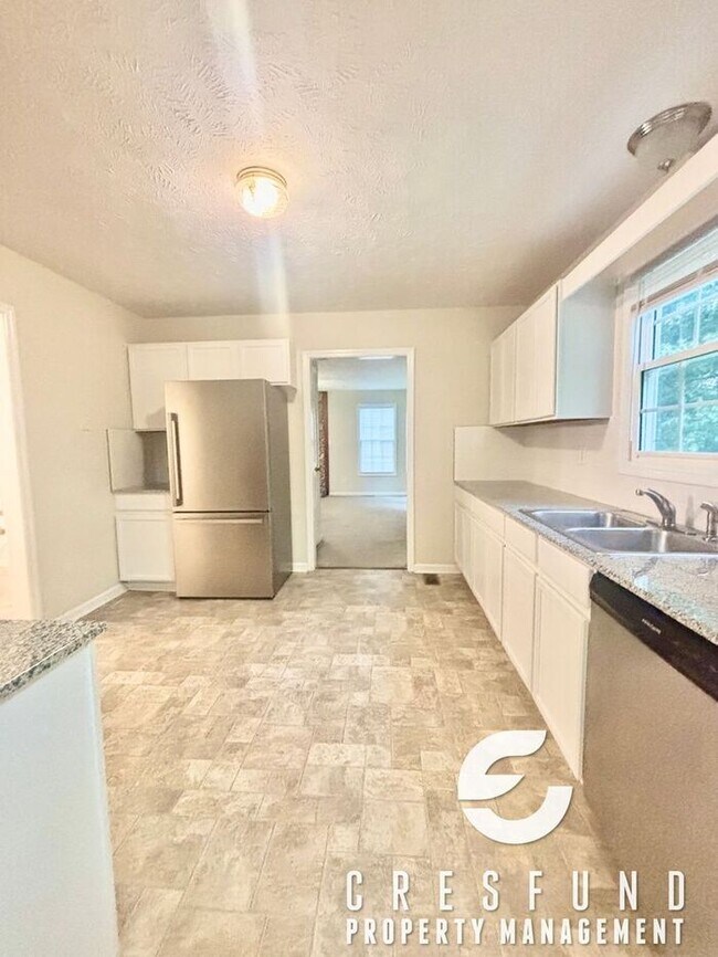 Building Photo - Comfort, Style, and Space - 15 MIN FROM FT...