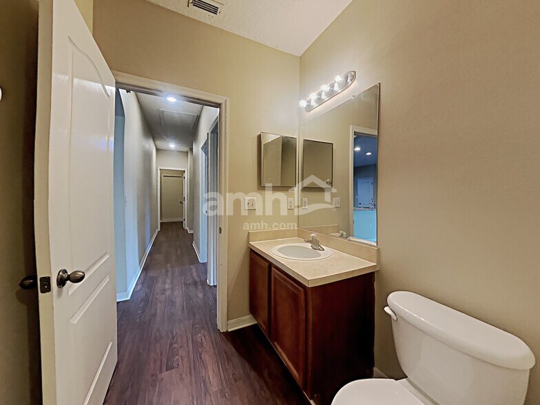 Building Photo - 711 Red Cedar Ct