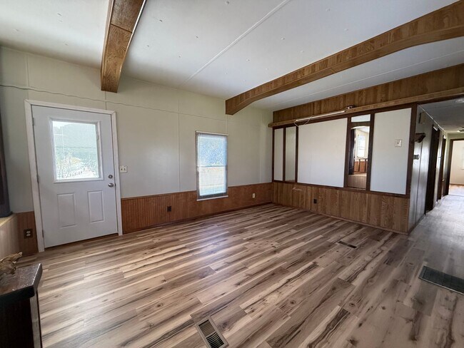 Building Photo - 2 Bedroom 1 Bath Mobile Home in Greeneville, TN