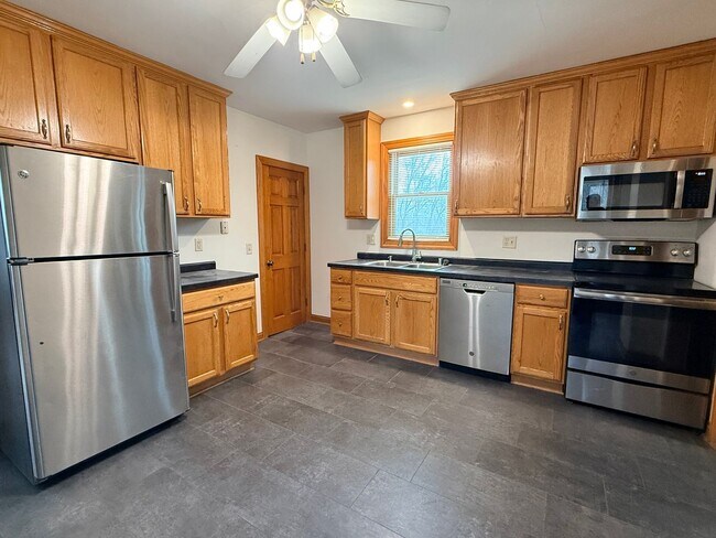 Building Photo - 2 Bedroom, 1.5 Bath Farm HOUSE, LARGE Yard, 2.5 Car Garage! UPDATES!