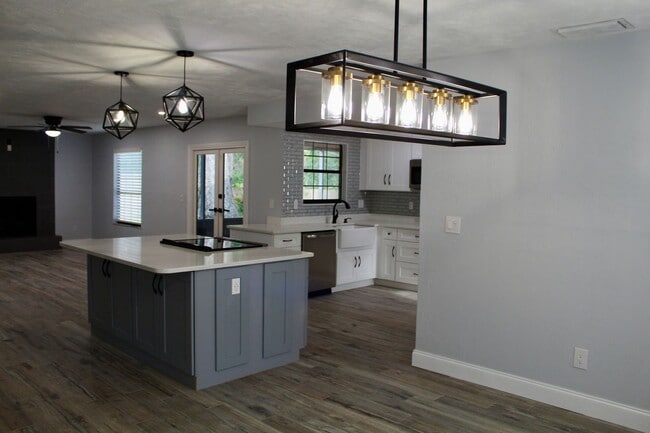 Building Photo - Port Orange Charming 5-Bedroom, 2-Bathroom...