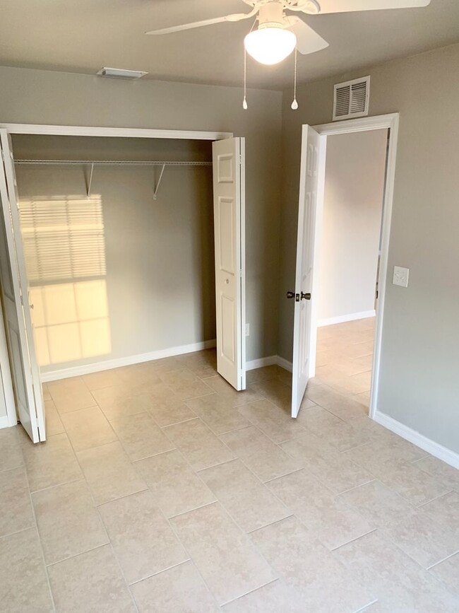 Building Photo - Like New DUPLEX 3 bedroom, 2 bath, 1 car g...