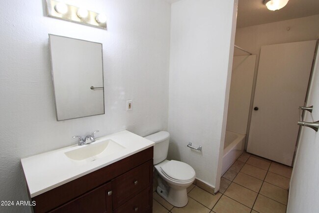 Building Photo - 2747 E Chipman Rd