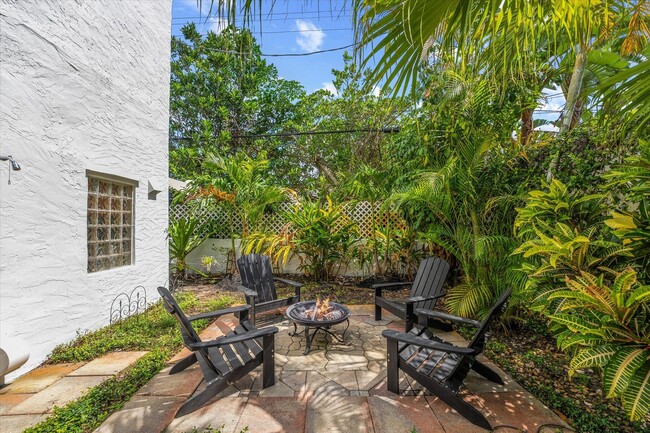 Building Photo - 221 Greymon Dr