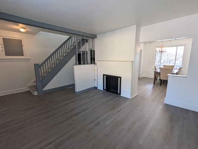 Building Photo - Cozy 2 Bedroom House on quiet street (Mars...