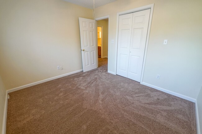 Building Photo - Super Cute 3 bedroom 3 bathroom townhome o...