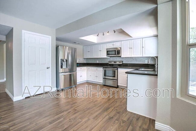 Building Photo - 1033 W Madero Ave