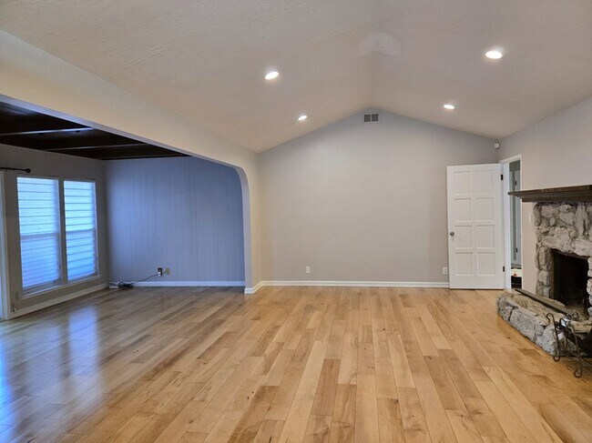 Building Photo - 6390 Bose Ln