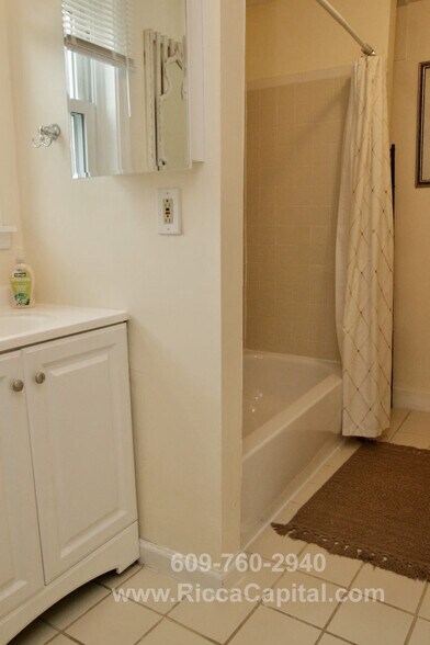 Building Photo - 215 S Atlantic Ave E