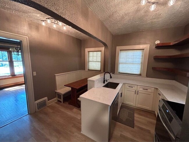 Building Photo - 600 W 26th St