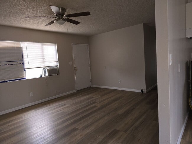 Building Photo - Enjoy this single family home with 3 bedrooms and 1 bathroom near downtown Bakersfield - COMING S...