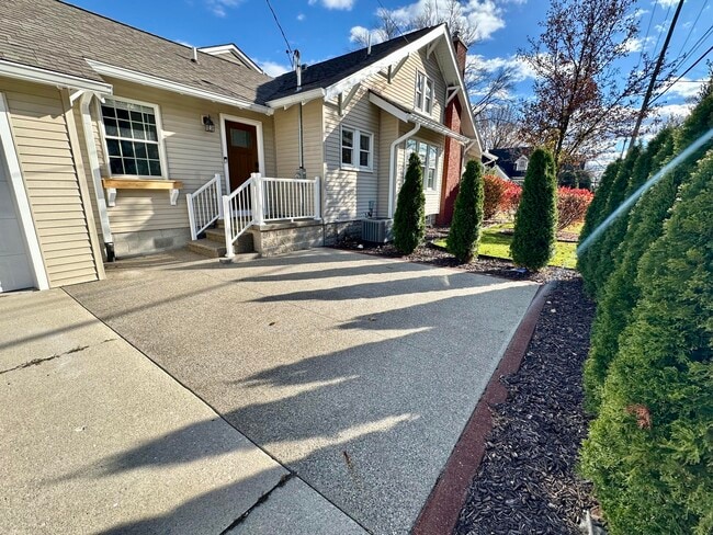 Building Photo - 992 Palmer