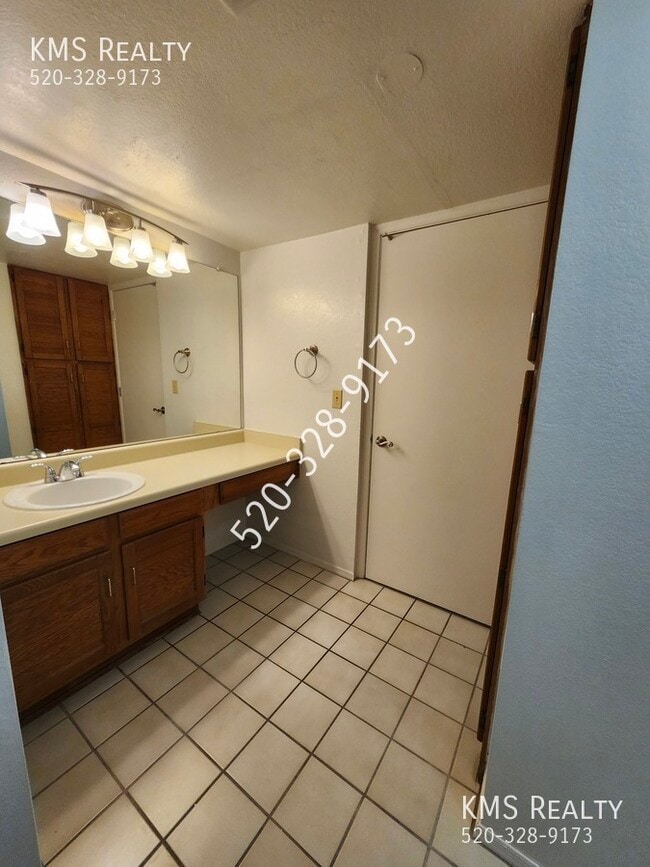 Building Photo - 56 N Camino Imagen