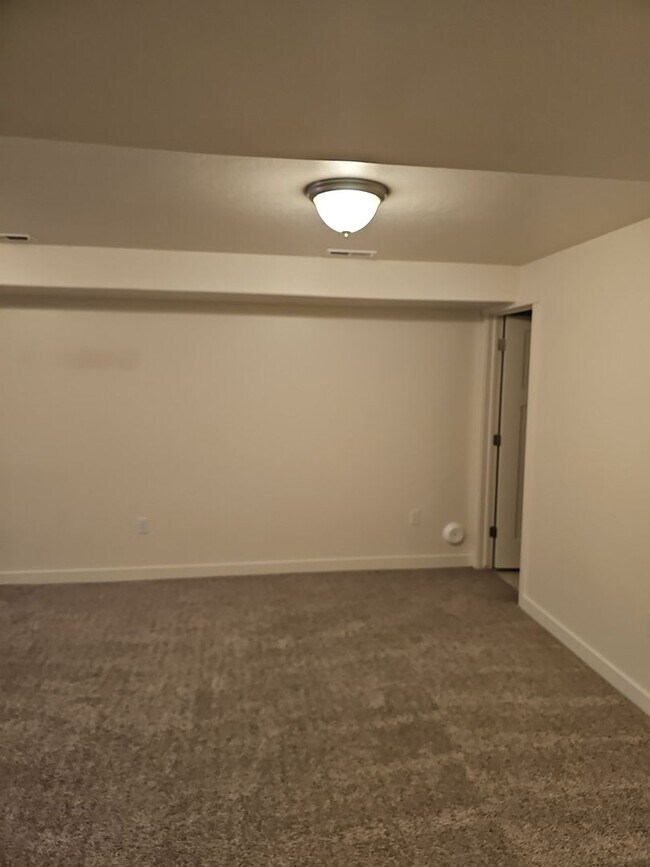 Building Photo - August free! 3 Bed/3.5 Bath Town Home for Rent in Bluffdale!