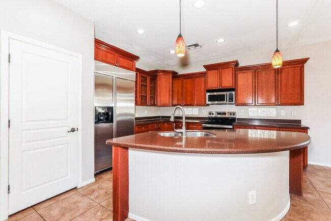 Building Photo - 2221 S Holguin Way