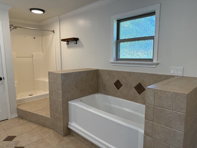 Building Photo - 165 Dogwood Ln