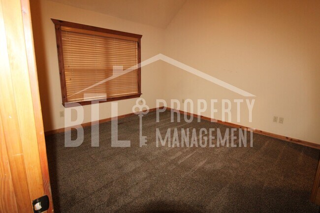 Building Photo - 574 Baldknobber Dr