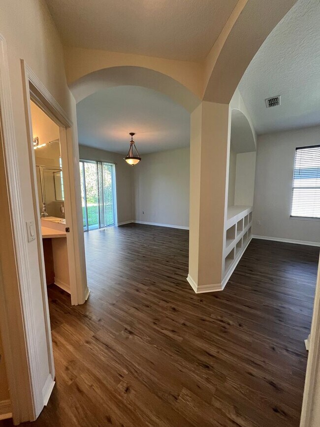 Building Photo - Stunning 2 story home features 4 bedrooms,...