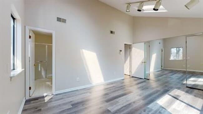 Building Photo - 2 Bedroom 2.5 Bath Townhouse