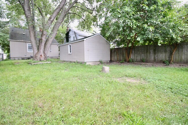 Building Photo - 3 bed 2 bath bungalow