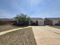 Building Photo - 4 bed 2 bath home