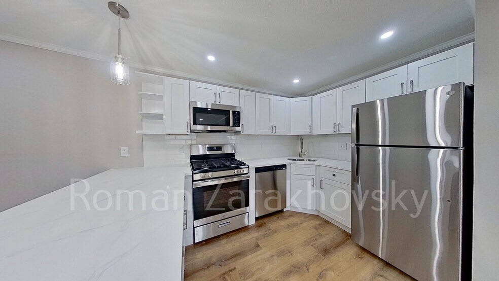 Building Photo - 979 Fellsway Rd