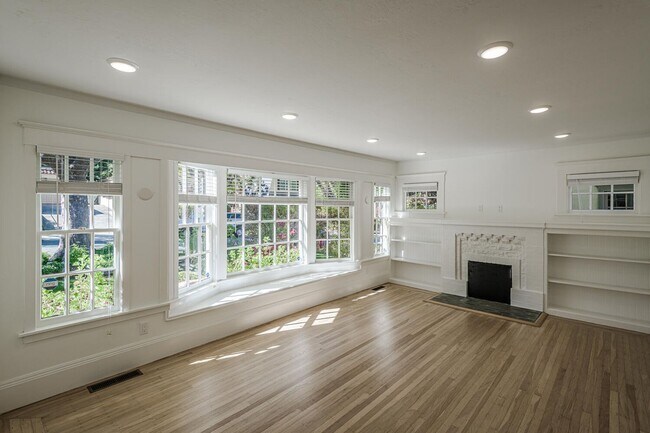 Building Photo - Charming Burlingame Home, 2 Bedroom / 1.5 ...