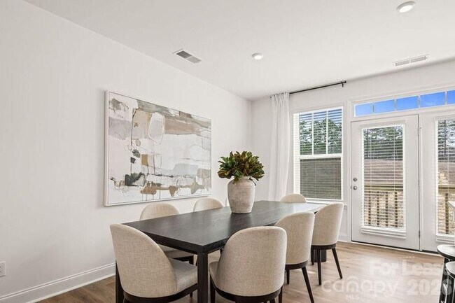 Building Photo - 1018 Fairway Green Ln