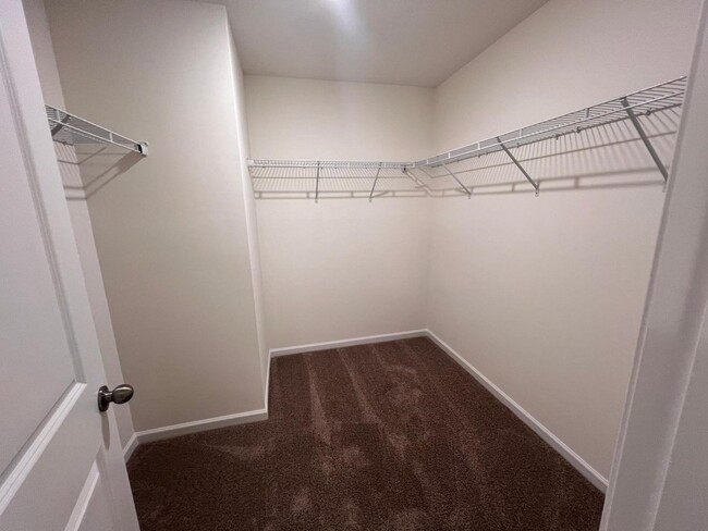 Building Photo - Beautiful 3BR/2.5BA Townhouse located in K...
