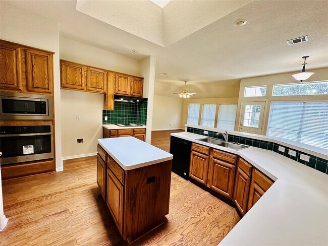 Building Photo - 6514 Clairmont Dr