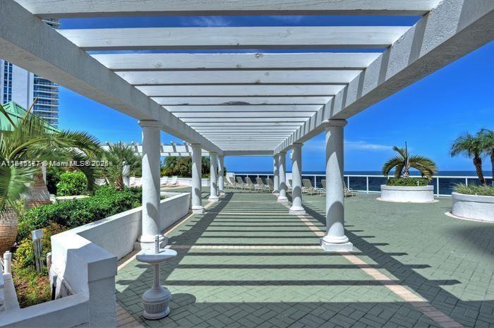 Building Photo - 16711 Collins Ave