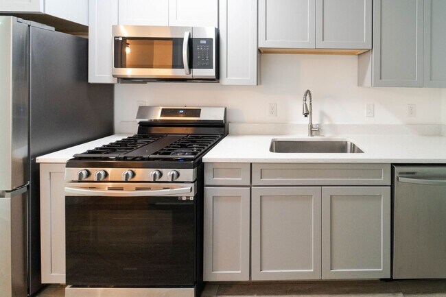 Building Photo - Move In Ready 2 BD 1 BA close to Metro, Sh...
