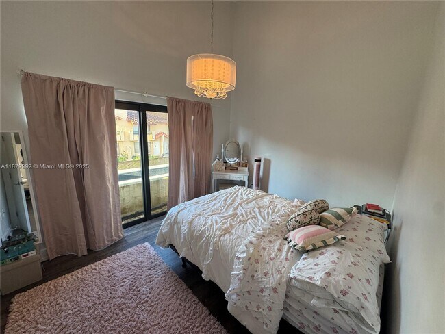 Building Photo - 10048 SW 77th Ct