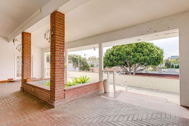 Building Photo - 288 S Coronado St