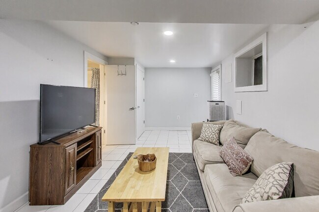 Building Photo - 646 Keefer Pl NW