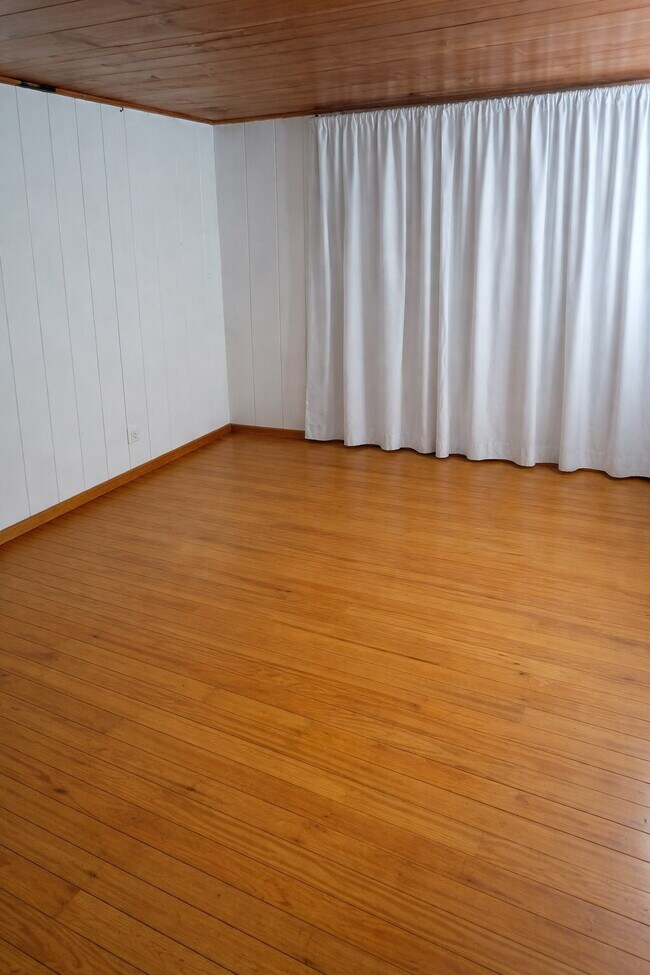 Building Photo - "Charming 2-Bedroom Retreat with Granite Touches and Hardwood Elegance in Hendersonville!"