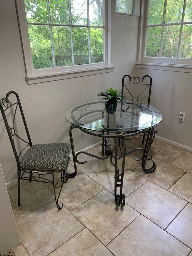 Building Photo - MOVE IN SPECIAL 3BR 2BA HOUSE Capital Heig...