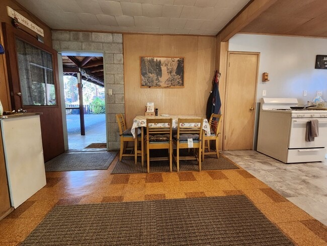 Building Photo - SKI LEASE: Close to Bus Line, Full Kitchen, 2 Living Areas