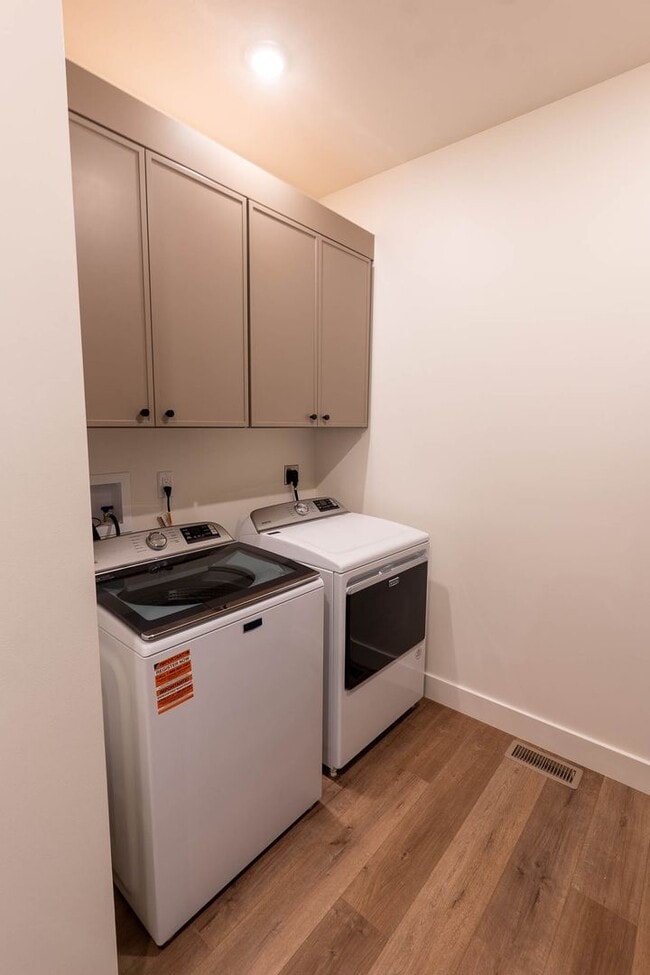 Building Photo - New Construction 4bd/3ba Townhouse