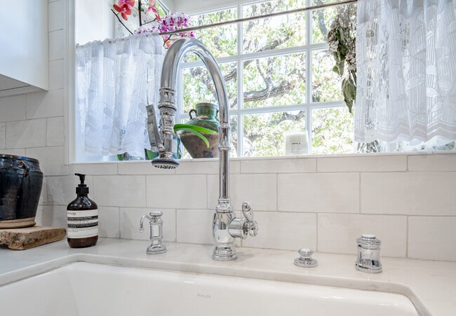 Building Photo - Burbank Wonder Years house