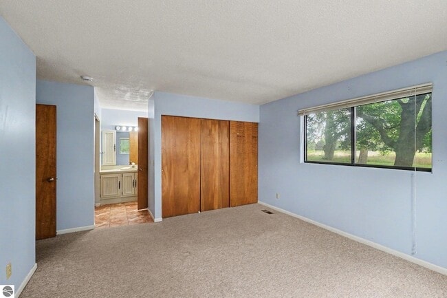 Building Photo - 983 Meadowbrook Dr