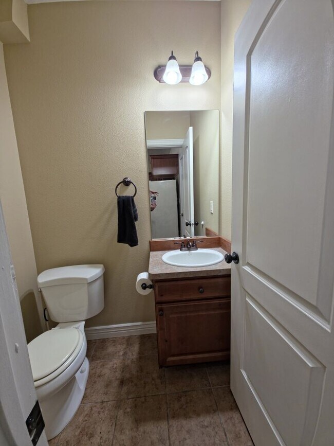 Building Photo - Beautiful 3 Bed, 2.5 bath Townhome with Attached 2 Car Garage in Rock Creek
