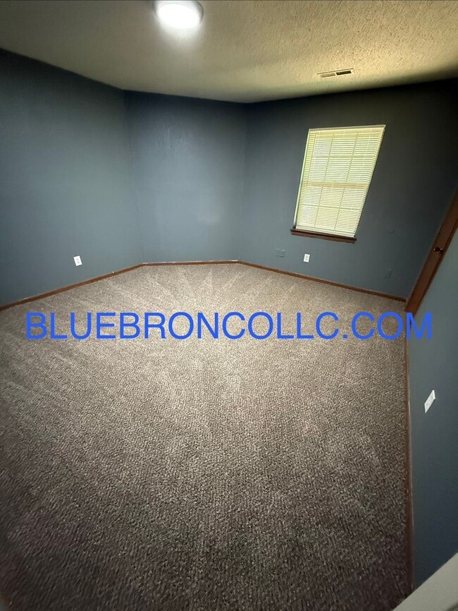Building Photo - Spacious 3 bedroom townhome with attached 1 car garage