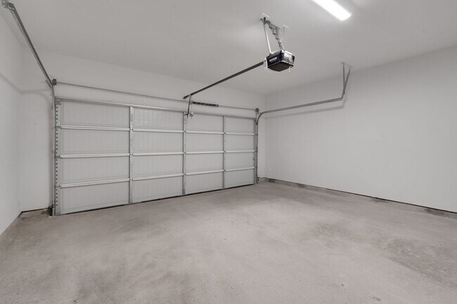 Building Photo - 3 Bedroom 2.5 Bath Townhome!