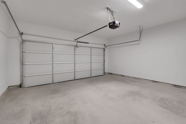 Building Photo - JUNE SPECIAL! - Beautiful Townhome!