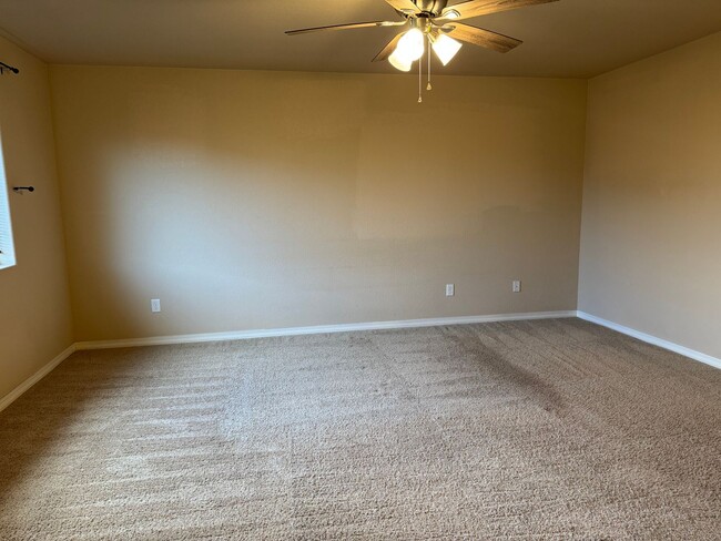 Building Photo - Everything you need! 3 bed/2.5 bath, 2-car garage