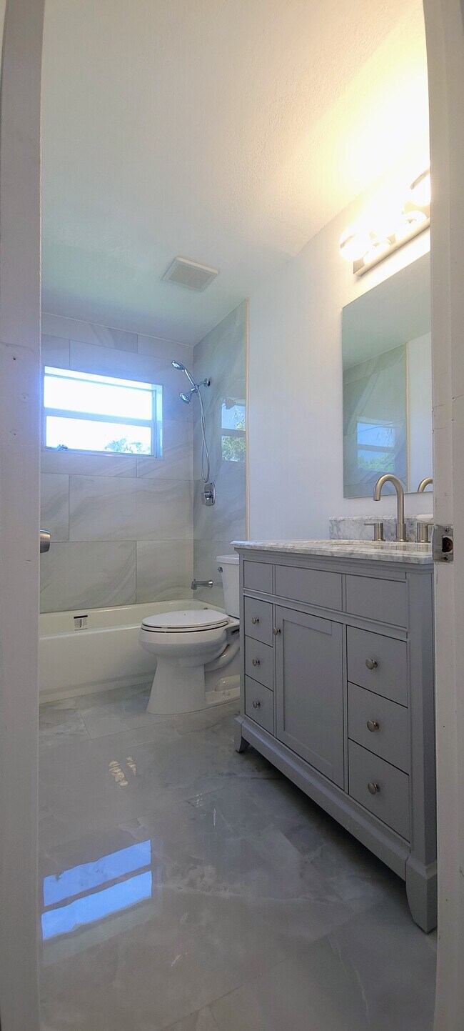 Building Photo - 1400 SE 8th Ave