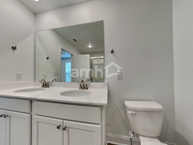 Building Photo - 301 Sharpe Ct